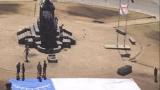 Despliegan gran bandera chilena con ojo herido en Plaza Italia